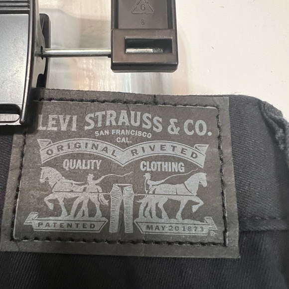 Levi’s high waisted mom jean - Picture 2 of 5